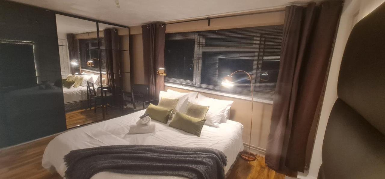 R3 Superking Sized Bed & 75" Tv On The Wall In Clapham Apartment London Exterior photo