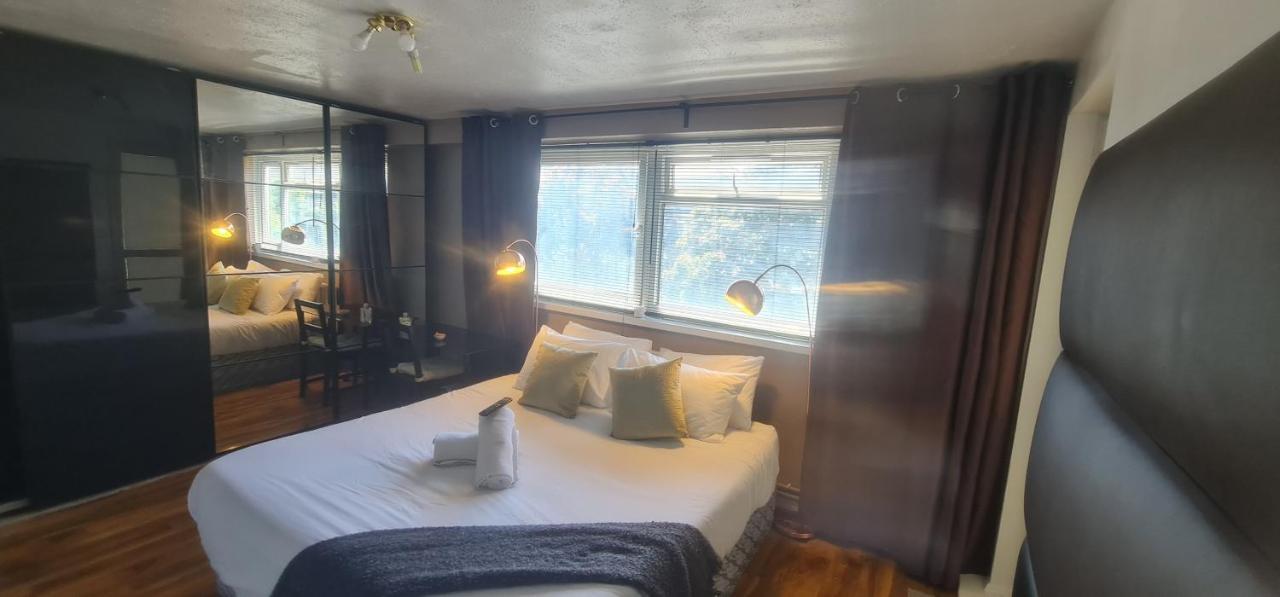 R3 Superking Sized Bed & 75" Tv On The Wall In Clapham Apartment London Exterior photo