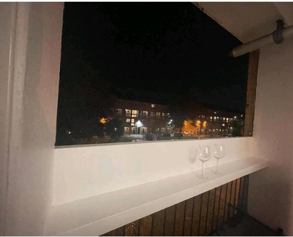 R3 Superking Sized Bed & 75" Tv On The Wall In Clapham Apartment London Exterior photo