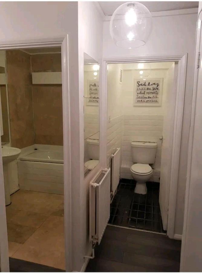 R3 Superking Sized Bed & 75" Tv On The Wall In Clapham Apartment London Exterior photo