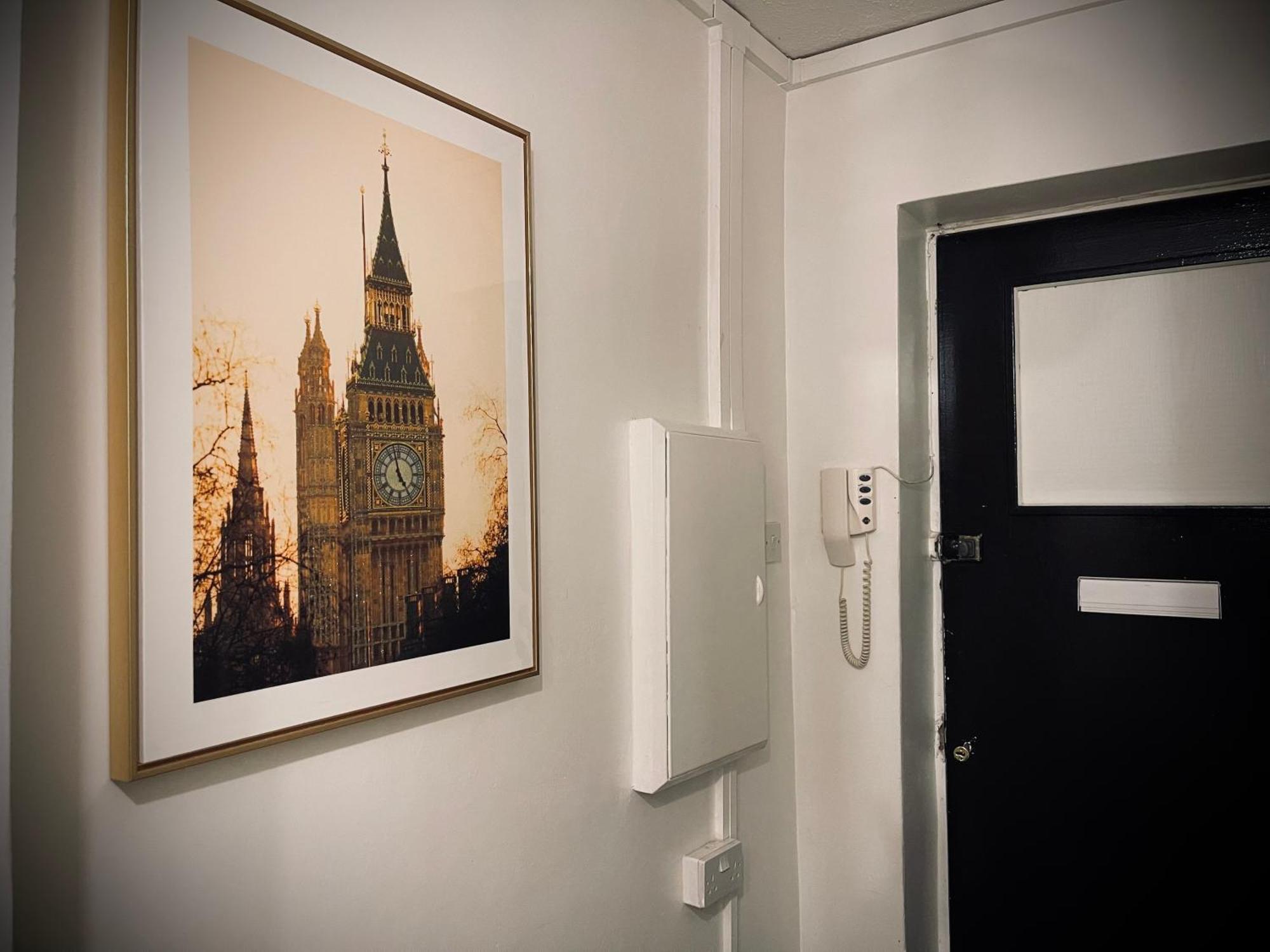 R3 Superking Sized Bed & 75" Tv On The Wall In Clapham Apartment London Exterior photo
