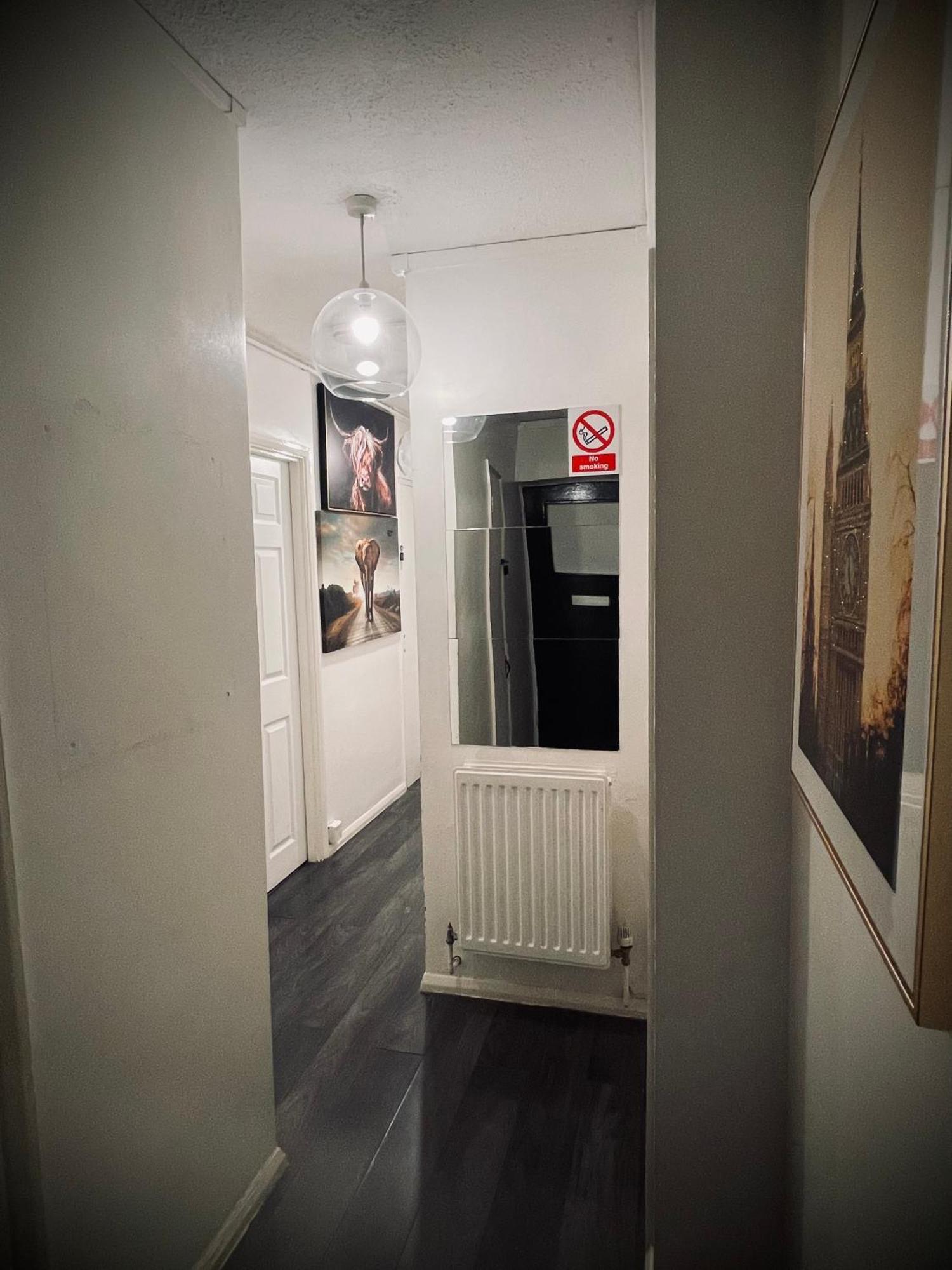 R3 Superking Sized Bed & 75" Tv On The Wall In Clapham Apartment London Exterior photo
