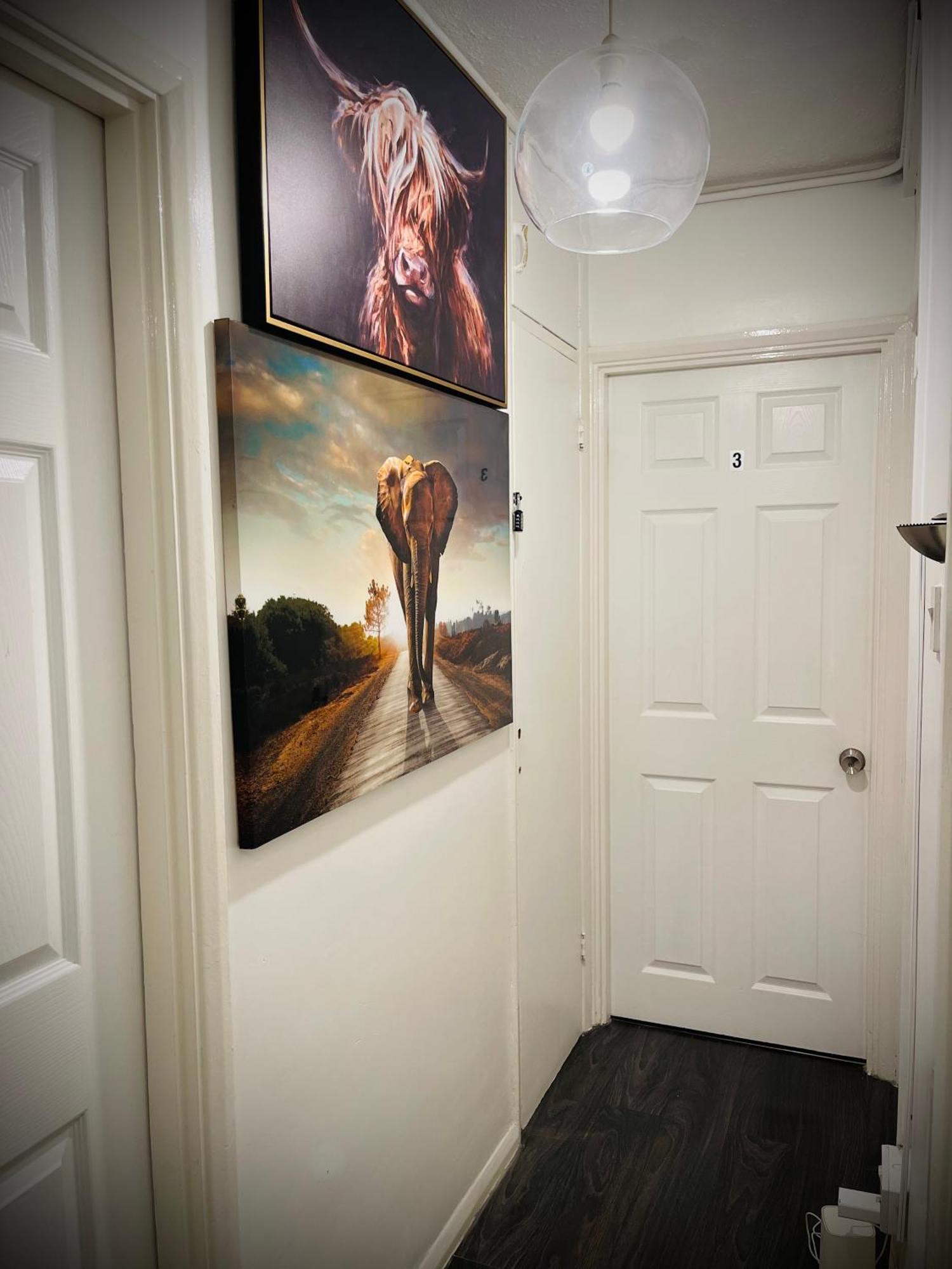 R3 Superking Sized Bed & 75" Tv On The Wall In Clapham Apartment London Exterior photo