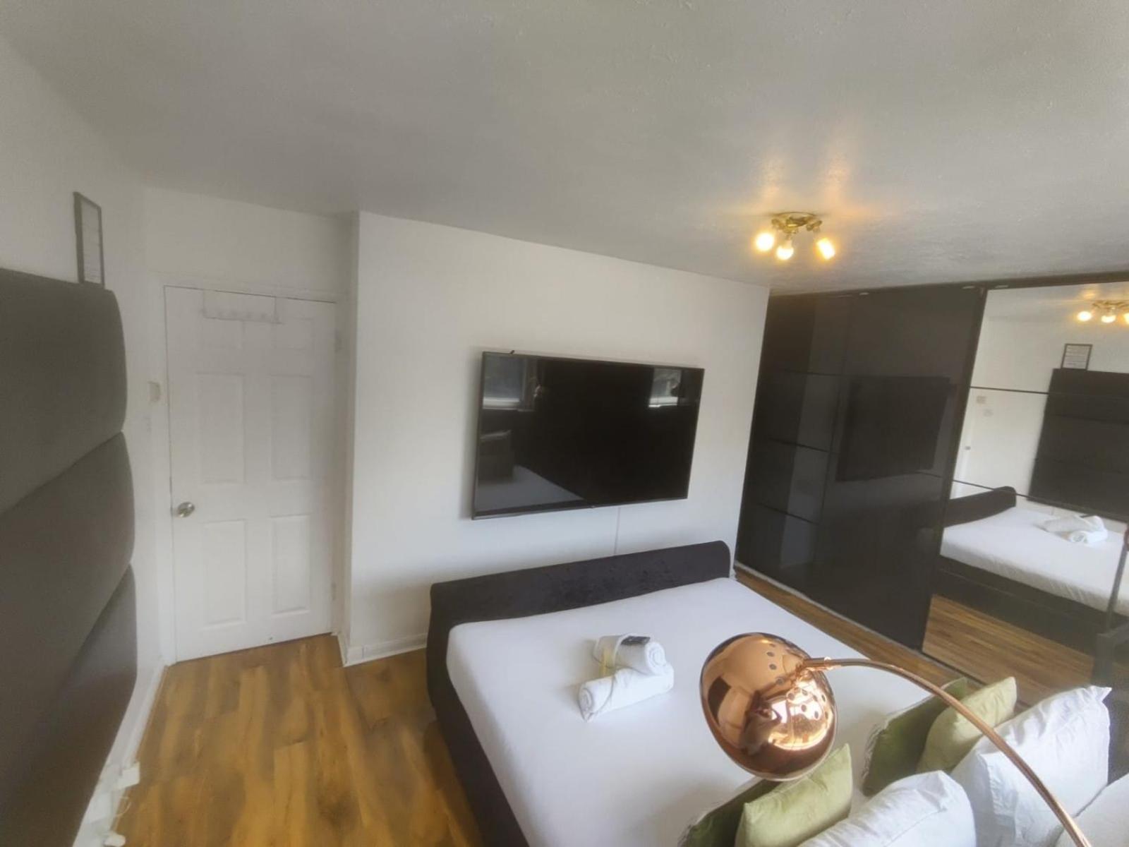 R3 Superking Sized Bed & 75" Tv On The Wall In Clapham Apartment London Exterior photo