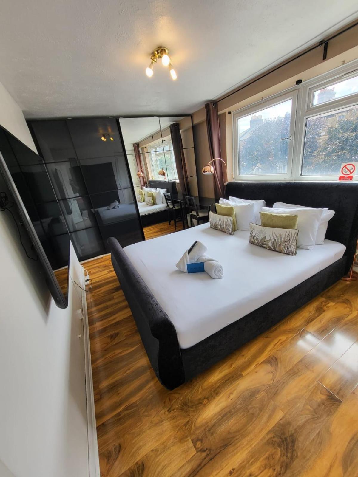 R3 Superking Sized Bed & 75" Tv On The Wall In Clapham Apartment London Exterior photo